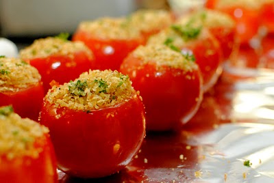 Фаршированные томаты с базиликом и пармезаном