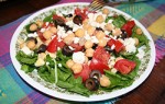Салат с нутом, кукурузой и оливками