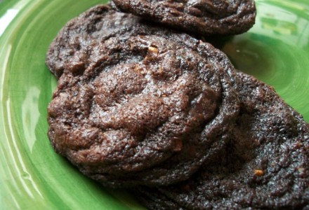Печенье из чёрного шоколада с фисташками и имбирём