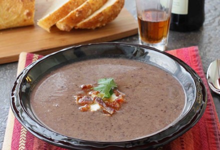 Суп из черной фасоли с беконом и хересом