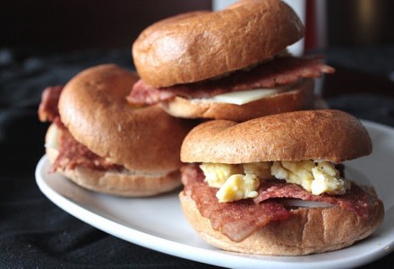 Утренние сэндвичи с яйцом, сыром и беконом