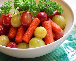 Морковь, тушеная с виноградом