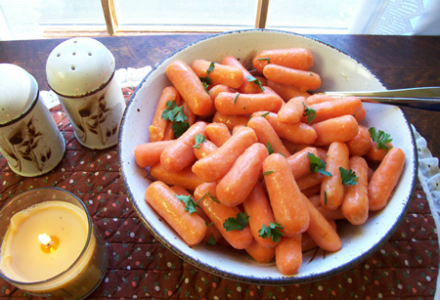 Тушеная морковь с зеленью