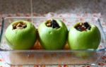 Яблоки, запеченные с сушеными вишнями и грецкими орехами
