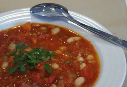 Томатный суп с белой фасолью