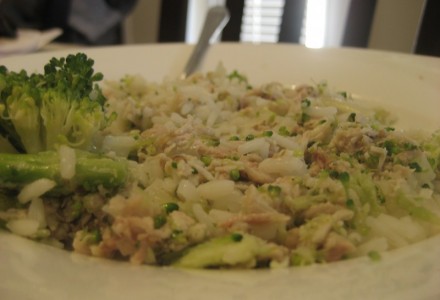 Салат с курицей, рисом и брокколи