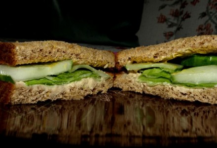 Сэндвичи с хуммусом и огурцом