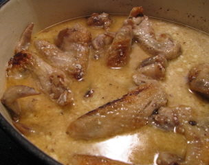 Тушеные куриные крылышки в сливочном соусе