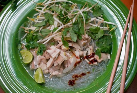 Вьетнамский суп с лапшой и курицей
