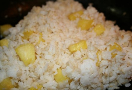 Рис с ананасом и чесноком