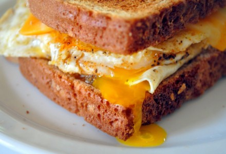 Сытный сэндвич с яичницей