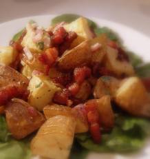 Картофельный салат с сыром чеддер и беконом
