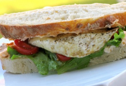 Сэндвич с сыром и яичницей
