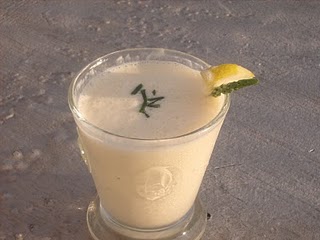 Молочный коктейль с лимоном и лавандой