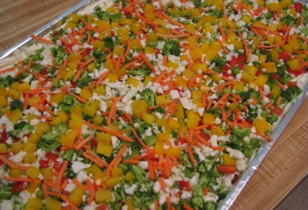Вегетарианская пицца со свежими овощами