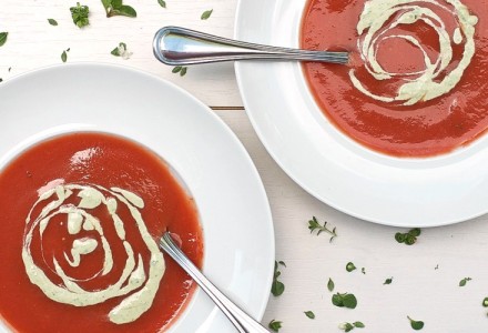 Томатный суп с пикантным соусом