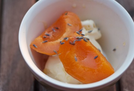 Жареные абрикосы с мороженым