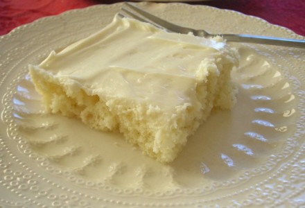 Пирог с лимоном и белой шоколадной глазурью