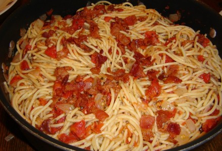 Спагетти с помидорами, беконом и луком