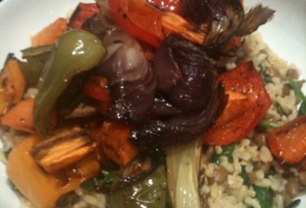 Жареные овощи с рисом, чечевицей и пряностями 
