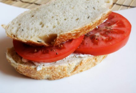 Летний сэндвич с помидором