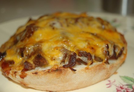 Горячий бутерброд с говядиной и сыром 