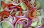 Салат с луком и помидорами