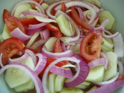 Салат с луком и помидорами