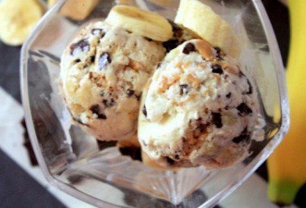 Мороженое с шоколадом, арахисовым маслом и бананом
