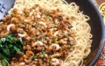 Спагетти со шпинатом, свининой и креветками