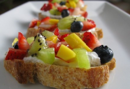 Горячие бутерброды со свежими фруктами