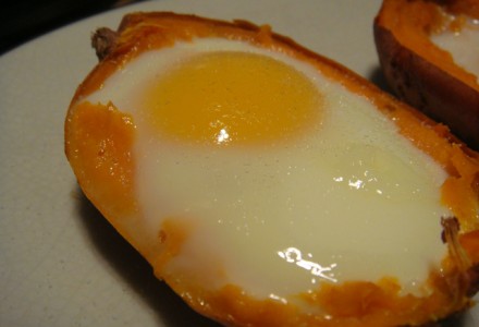 Батат, запеченный с яйцом