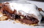 Открытый пирог с шоколадом и орехами