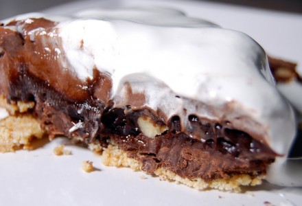 Открытый пирог с шоколадом и орехами