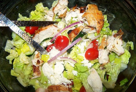 Средиземноморский салат с курицей