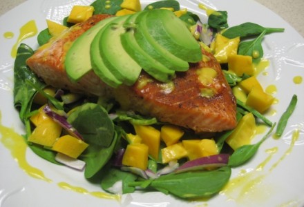 Тропический салат с лососем 