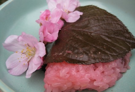 Японская сладость - сакура (рисовый пирог с вишней)