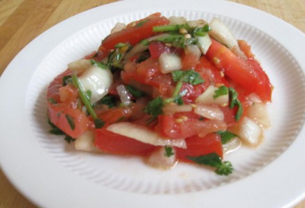 Салат из лука и помидоров