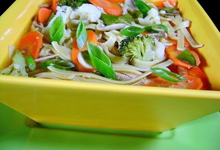 Китайский овощной суп с лапшой