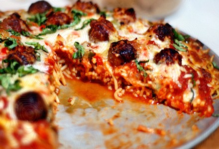 Пицца с мясными шариками и спагетти
