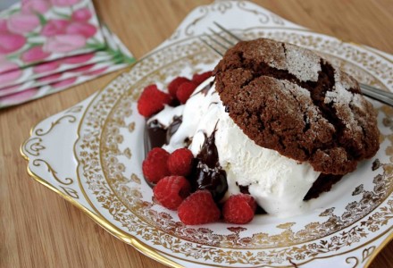 Шоколадные коржики с малиной и мороженым