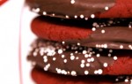 Облитое шоколадом красное бархатное печенье