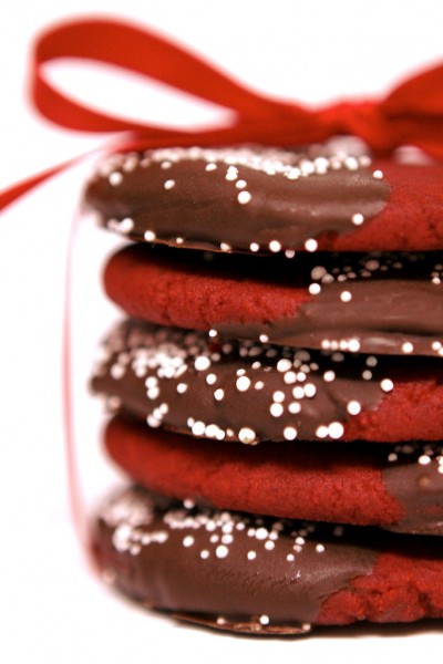 Облитое шоколадом красное бархатное печенье