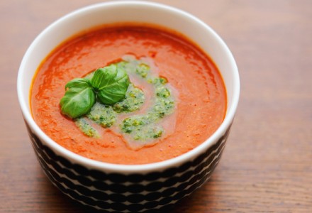 Простой и вкусный томатный суп с зеленым соусом