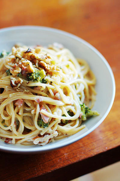 Спагетти с брокколи, беконом и грецким орехом