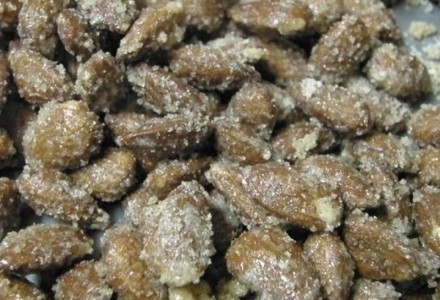Жареные орехи с сахаром и корицей