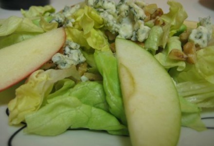 Салат из яблок, орехов и голубого сыра