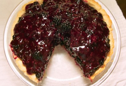 Имбирный пирог с глазурью из ежевики и вина