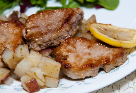 Жареная свинина с лимоном и картофелем