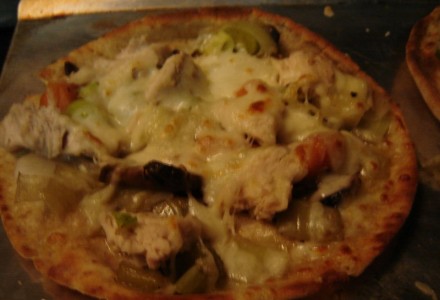 Пицца с овощами и жареной курицей